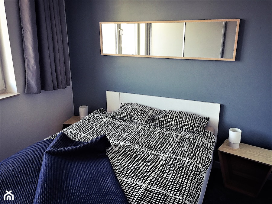 Realizacja w Promenadach Wrocławskich – mieszkanie na wynajem. - Mała niebieska szara sypialnia, styl nowoczesny - zdjęcie od DekoDeko