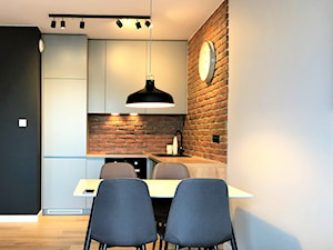 Realizacja - oryginalne mieszkanie na wynajem - Mała otwarta z salonem szara z zabudowaną lodówką kuchnia w kształcie litery l, styl nowoczesny - zdjęcie od DekoDeko