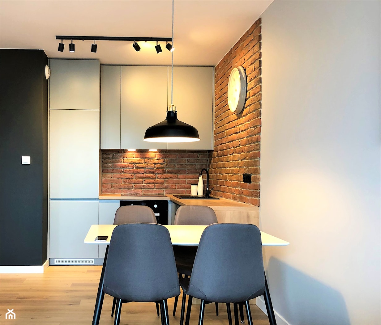 Realizacja - oryginalne mieszkanie na wynajem - Mała otwarta z salonem szara z zabudowaną lodówką ku ... - zdjęcie od DekoDeko - Homebook