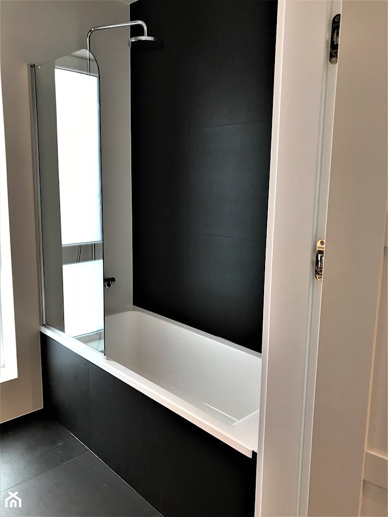 Realizacja - z perspektywy przedpokoju - Mała bez okna łazienka, styl nowoczesny - zdjęcie od DekoDeko - Homebook
