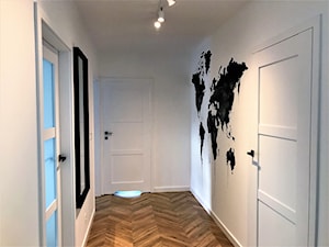 Realizacja - z perspektywy przedpokoju - Średni biały hol / przedpokój, styl skandynawski - zdjęcie od DekoDeko