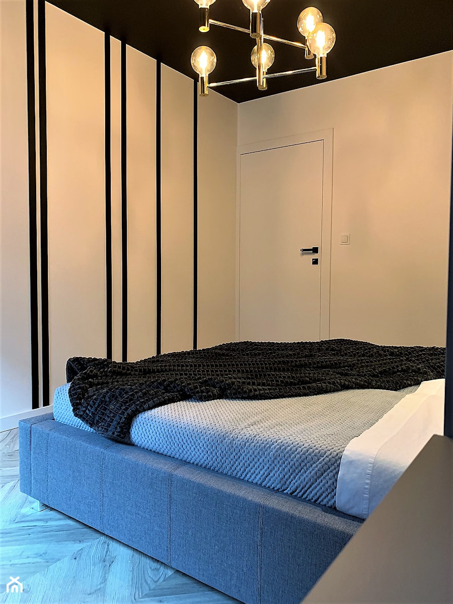 2 sypialnie – realizacja projektu 4 pok. na Gaju - Średnia biała sypialnia, styl nowoczesny - zdjęcie od DekoDeko