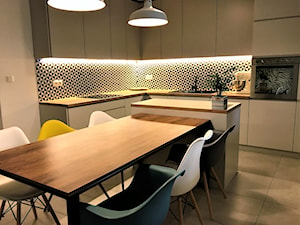 Kuchnia z roślinną tapetą i wielkim stołem - realizacja projektu - Średnia biała jadalnia w kuchni, styl nowoczesny - zdjęcie od DekoDeko