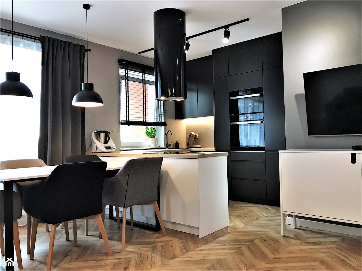 Mieszkanie z duszą w nowym bloku - realizacja projektu - Średnia otwarta z salonem biała szara z zab ... - zdjęcie od DekoDeko - Homebook