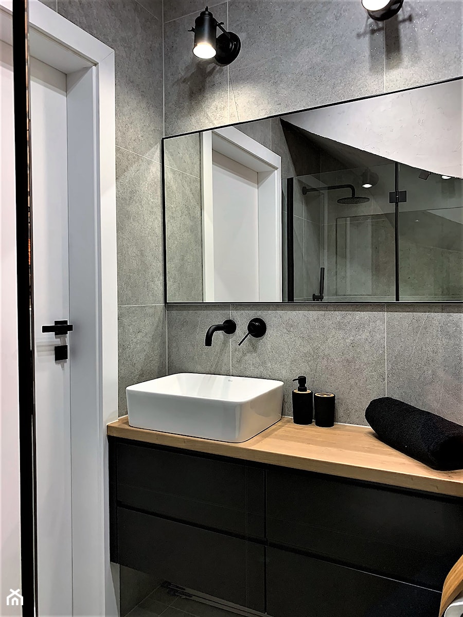 Jego industrialna łazienka - realizacja domu na Maślicach - Średnia na poddaszu bez okna z lustrem z punktowym oświetleniem łazienka, styl industrialny - zdjęcie od DekoDeko