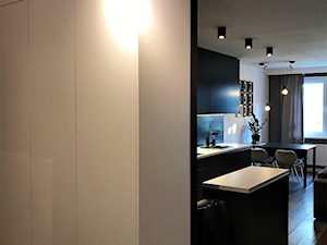 Pakowna i szykowna mała sypialnia - realizacja projektu na Lipie Piotrowskiej - Mały biały hol / przedpokój, styl nowoczesny - zdjęcie od DekoDeko