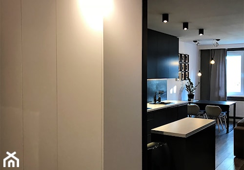 Pakowna i szykowna mała sypialnia - realizacja projektu na Lipie Piotrowskiej - Mały biały hol / przedpokój, styl nowoczesny - zdjęcie od DekoDeko