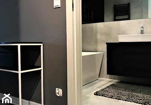 Pakowna i szykowna mała sypialnia - realizacja projektu na Lipie Piotrowskiej - Mała bez okna z lustrem łazienka, styl nowoczesny - zdjęcie od DekoDeko