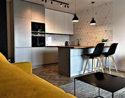 Realizacja - kuchnia na Nowych Żernikach - Średnia z salonem biała z zabudowaną lodówką z podblatowy ... - zdjęcie od DekoDeko - Homebook