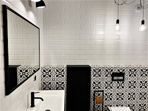 Elegancki industrial z hiszpańskim temperamentem - realizacja projektu - Mała bez okna z lustrem łazienka, styl nowoczesny - zdjęcie od DekoDeko