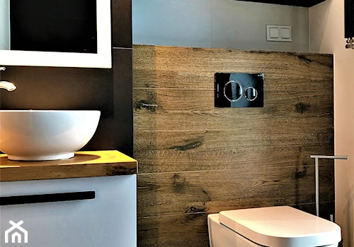 Realizacja - łazienka ascetyczno-magiczna na Nowych Żernikach - Mała na poddaszu bez okna z lustrem łazienka, styl nowoczesny - zdjęcie od DekoDeko
