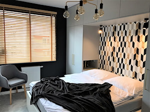Mieszkanie z duszą w nowym bloku - realizacja projektu - Mała biała czarna szara sypialnia, styl nowoczesny - zdjęcie od DekoDeko
