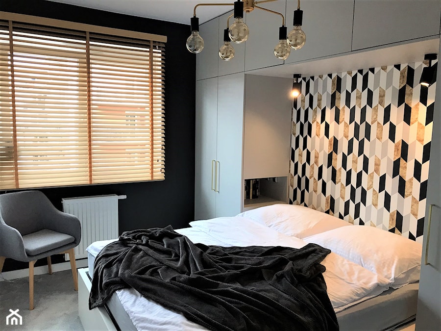 Mieszkanie z duszą w nowym bloku - realizacja projektu - Mała biała czarna szara sypialnia, styl nowoczesny - zdjęcie od DekoDeko