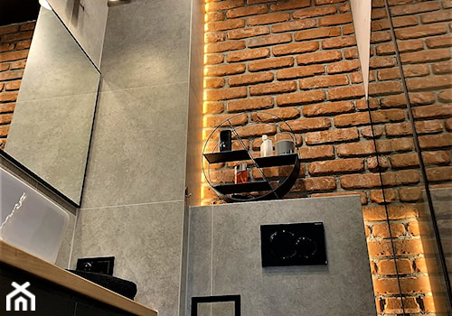 Jego industrialna łazienka - realizacja domu na Maślicach - Mała bez okna z lustrem z punktowym oświetleniem łazienka, styl industrialny - zdjęcie od DekoDeko