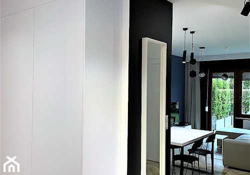 Domowe designerskie laboratorium. Realizacja projektu na wrocławskim Gaju - Mały czarny szary hol / przedpokój, styl nowoczesny - zdjęcie od DekoDeko