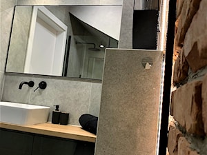Jego industrialna łazienka - realizacja domu na Maślicach - Mała bez okna z lustrem łazienka, styl industrialny - zdjęcie od DekoDeko