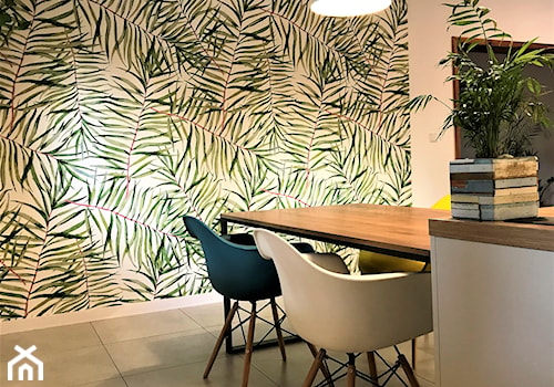Kuchnia z roślinną tapetą i wielkim stołem - realizacja projektu - Średnia biała jadalnia, styl nowoczesny - zdjęcie od DekoDeko