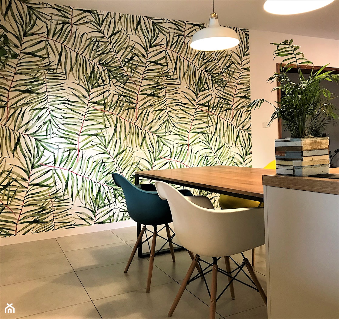 Kuchnia z roślinną tapetą i wielkim stołem - realizacja projektu - Średnia biała jadalnia, styl nowoczesny - zdjęcie od DekoDeko - Homebook