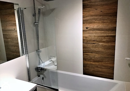 Realizacja projektu - Nowe Żerniki WUWA2 - łazienka - Mała na poddaszu bez okna z lustrem łazienka, styl nowoczesny - zdjęcie od DekoDeko
