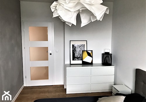 Realizacja - na wynajem Krakowskie Tarasy Wrocław - Mała biała szara sypialnia, styl nowoczesny - zdjęcie od DekoDeko