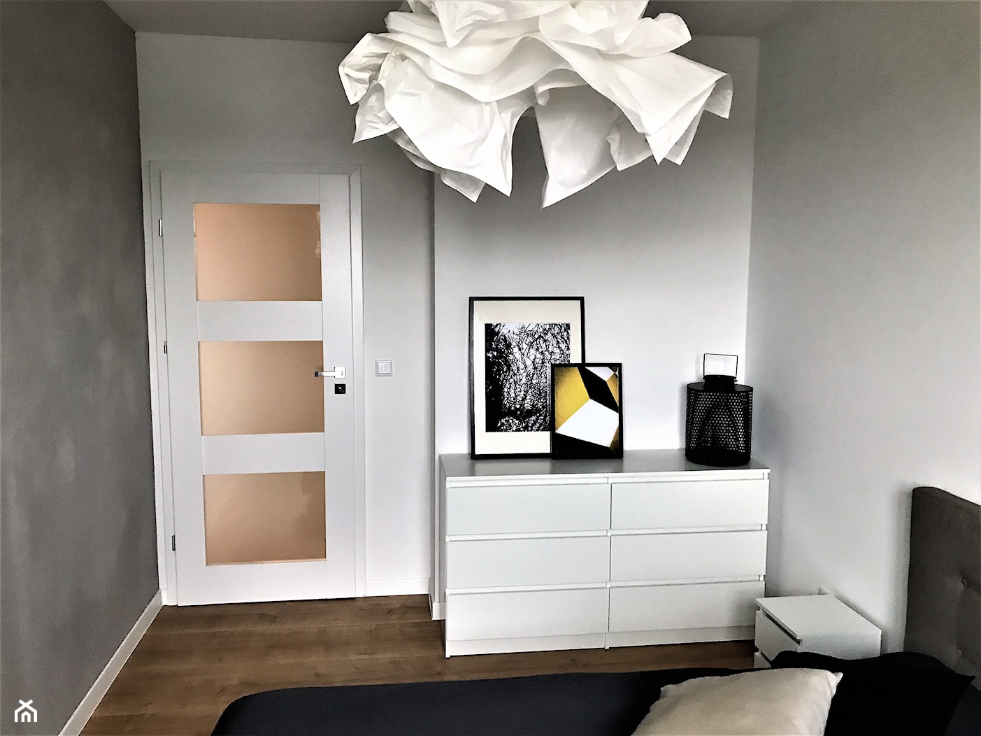 Realizacja - na wynajem Krakowskie Tarasy Wrocław - Mała biała szara sypialnia, styl nowoczesny - zdjęcie od DekoDeko - Homebook