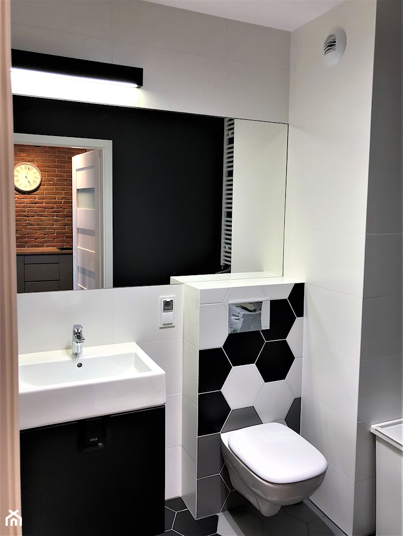 Realizacja - oryginalne mieszkanie na wynajem - Mała bez okna z lustrem łazienka - zdjęcie od DekoDeko - Homebook