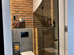 Niewielki dom na Maślicach - realizacja projektu - Mała bez okna z punktowym oświetleniem łazienka, styl industrialny - zdjęcie od DekoDeko