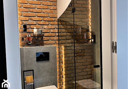 Niewielki dom na Maślicach - realizacja projektu - Mała bez okna z punktowym oświetleniem łazienka, styl industrialny - zdjęcie od DekoDeko