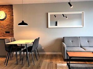 Realizacja - oryginalne mieszkanie na wynajem - Mała szara jadalnia w salonie w kuchni, styl nowoczesny - zdjęcie od DekoDeko