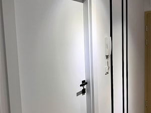 Domowe designerskie laboratorium. Realizacja projektu na wrocławskim Gaju - Mały biały hol / przedpokój, styl nowoczesny - zdjęcie od DekoDeko