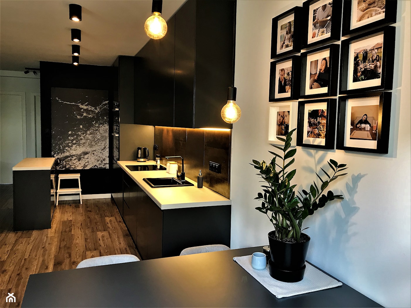Przytulna elegancja - realizacja projektu salonu z kuchnią na Lipie Piotrowskiej - Średnia biała czarna jadalnia w kuchni, styl nowoczesny - zdjęcie od DekoDeko - Homebook