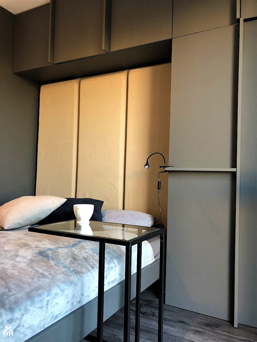 Pakowna i szykowna mała sypialnia - realizacja projektu na Lipie Piotrowskiej - Mała czarna sypialnia, styl nowoczesny - zdjęcie od DekoDeko