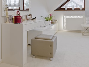 Sypialnia meble wykonane z matealu - Średnia biała sypialnia, styl glamour - zdjęcie od CyglerStyl