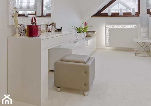 Sypialnia meble wykonane z matealu - Średnia biała sypialnia, styl glamour - zdjęcie od CyglerStyl