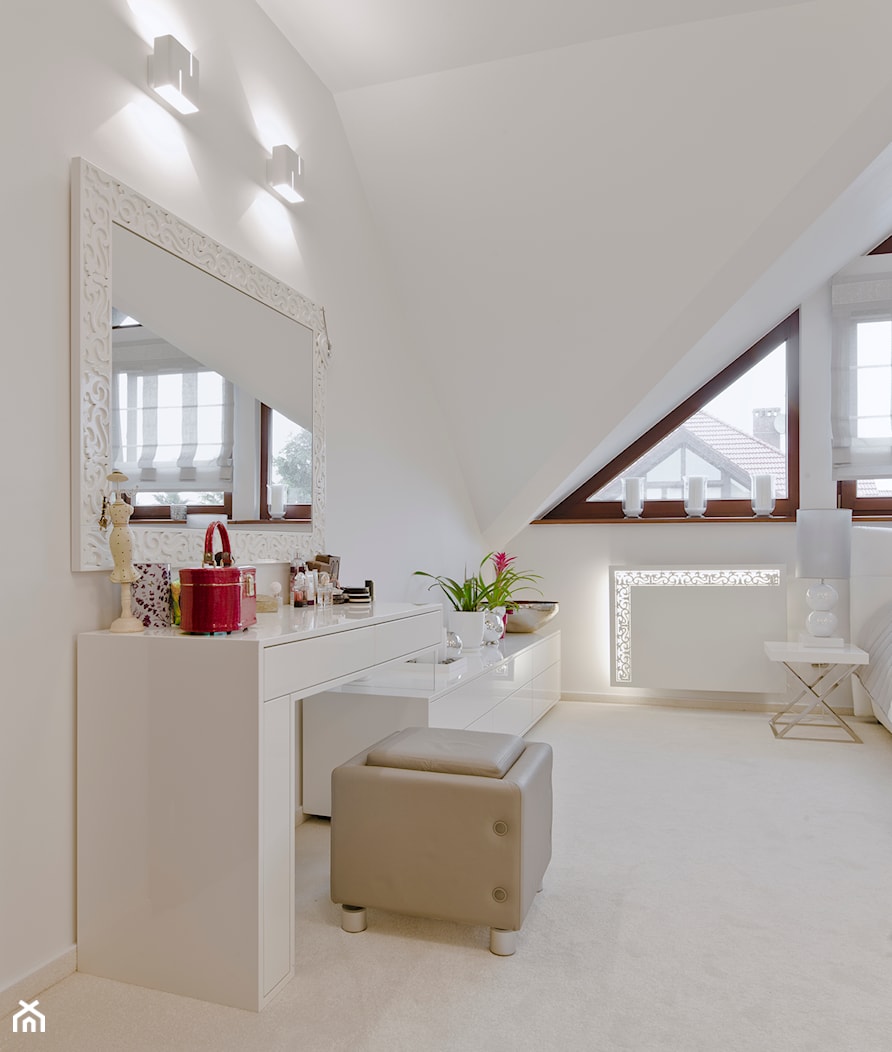 Sypialnia meble wykonane z matealu - Średnia biała sypialnia na poddaszu, styl glamour - zdjęcie od CyglerStyl - Homebook