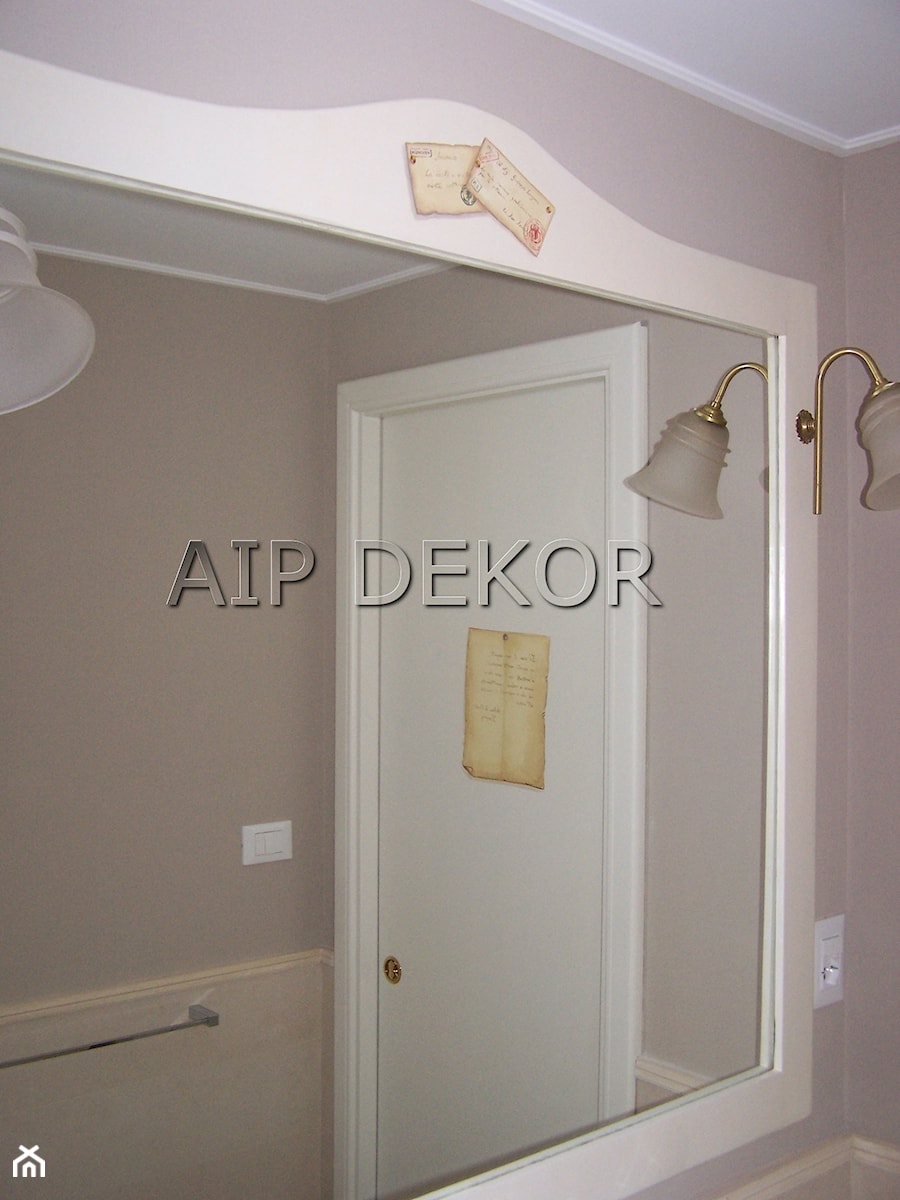 Dekoracja na ramie lustra i dzrzwiach łazienki - zdjęcie od AipDekor