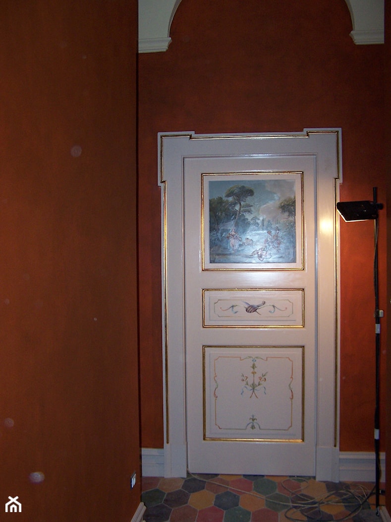 Dekoracja na drzwiach techniką trompe l'oeil - Hol / przedpokój, styl tradycyjny - zdjęcie od AipDekor - Homebook
