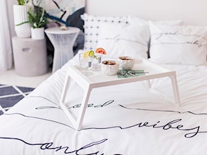 Mała biała sypialnia, styl skandynawski - zdjęcie od coconcotton.pl