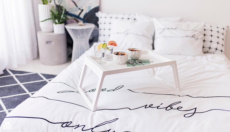 Mała biała sypialnia, styl skandynawski - zdjęcie od coconcotton.pl