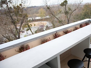 zabudowa balkonu z hokerami - zdjęcie od Novadesign