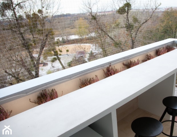 zabudowa balkonu z hokerami - zdjęcie od Novadesign