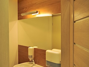 łazienka dla pracowników biura - zdjęcie od Tat Design