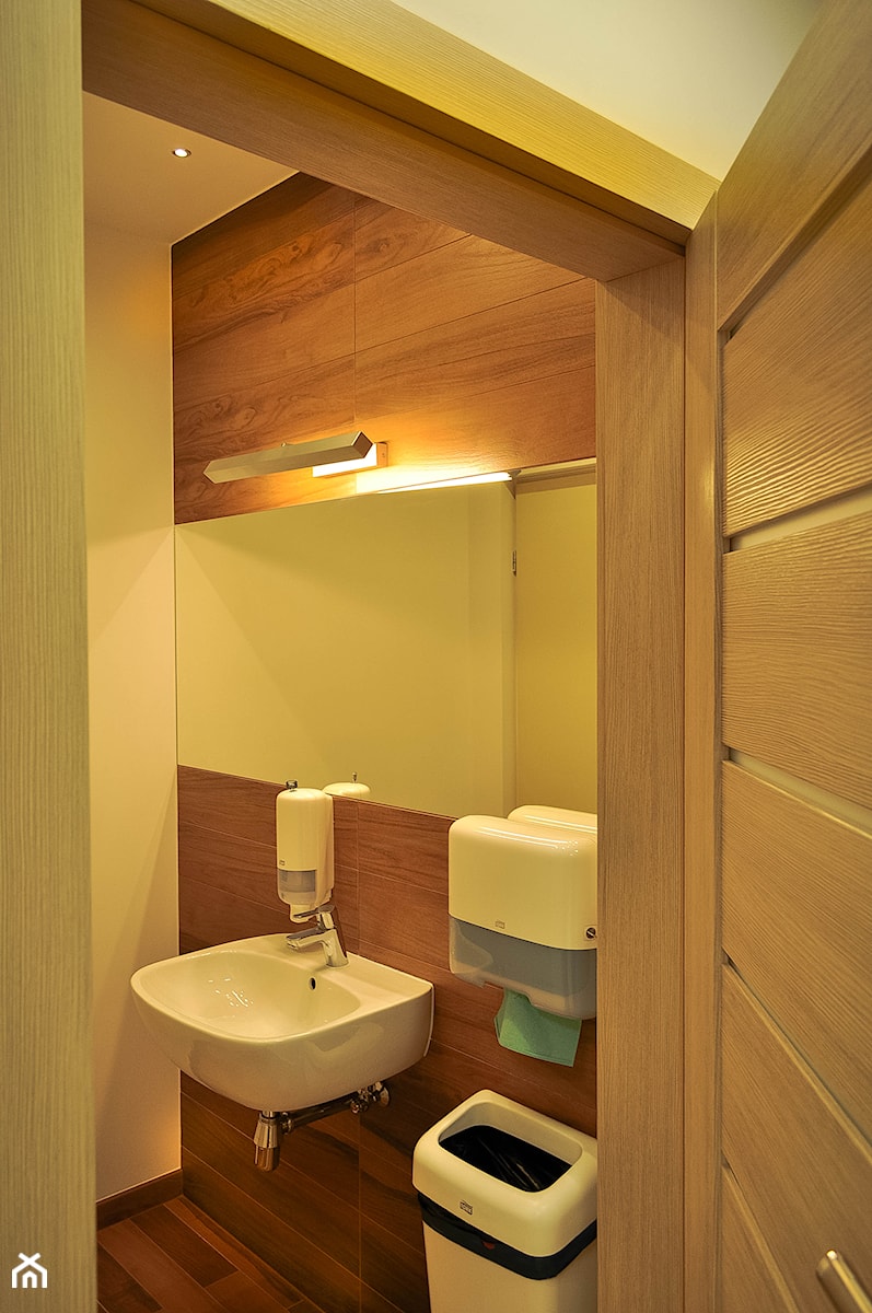łazienka dla pracowników biura - zdjęcie od Tat Design