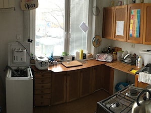 Kuchnia marzeń - Średnia zamknięta biała z lodówką wolnostojącą z nablatowym zlewozmywakiem kuchnia w kształcie litery l z oknem - zdjęcie od Ka Be