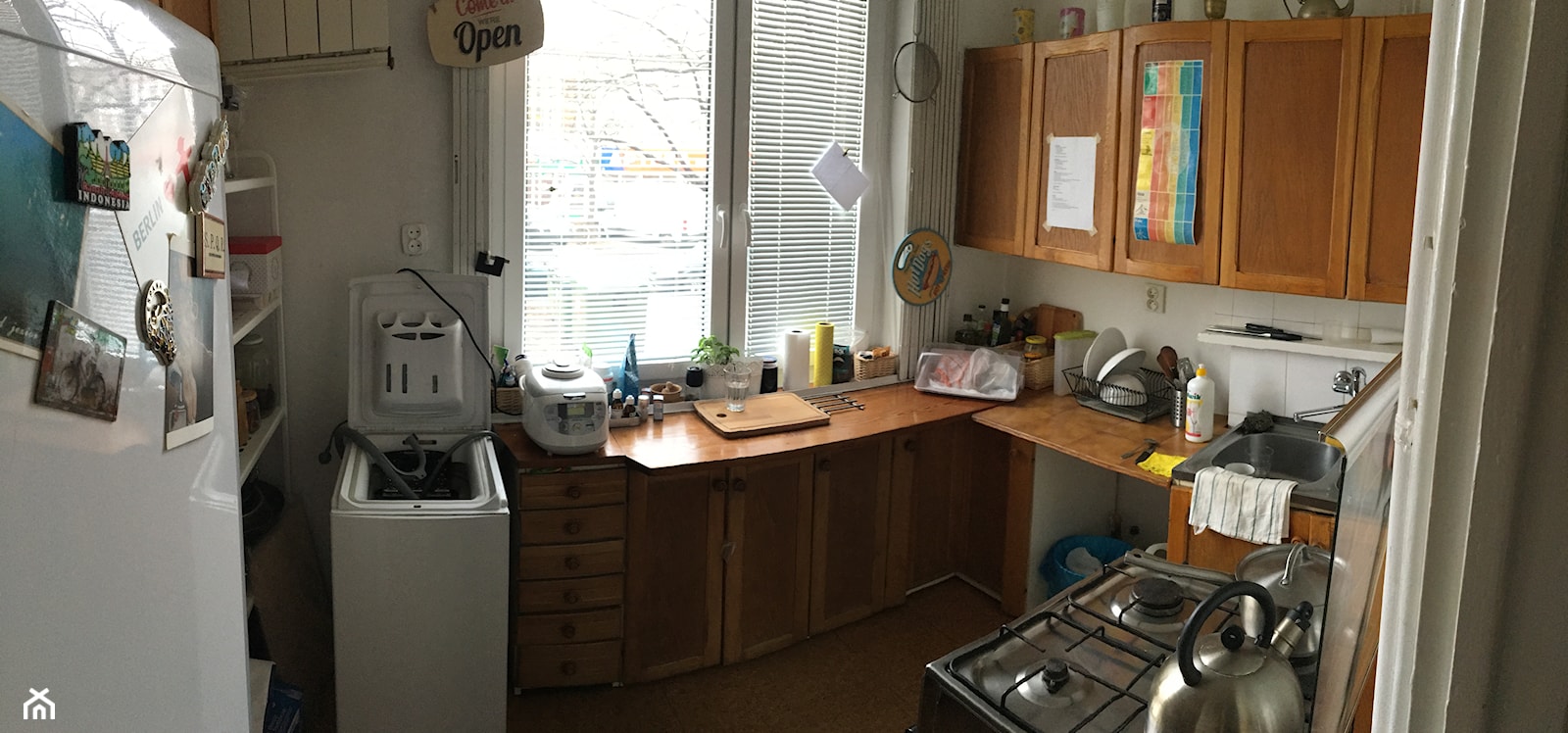 Kuchnia marzeń - Średnia zamknięta biała z lodówką wolnostojącą z nablatowym zlewozmywakiem kuchnia w kształcie litery l z oknem - zdjęcie od Ka Be - Homebook