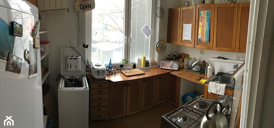 Kuchnia marzeń - Średnia zamknięta biała z lodówką wolnostojącą z nablatowym zlewozmywakiem kuchnia w kształcie litery l z oknem - zdjęcie od Ka Be