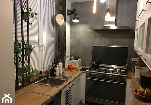 Kuchnia marzeń - Mała zamknięta biała szara z lodówką wolnostojącą z podblatowym zlewozmywakiem kuchnia w kształcie litery u z oknem - zdjęcie od Ka Be