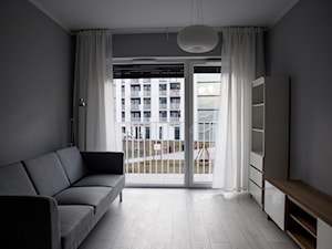 Zajezdnia Poznań - Mały szary salon z tarasem / balkonem, styl nowoczesny - zdjęcie od mbalin123