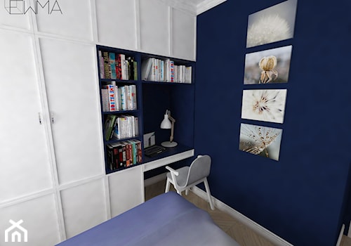 Projekt wnętrza mieszkania w Krakowie 42 m2 - Małe w osobnym pomieszczeniu z sofą z zabudowanym biurkiem niebieskie biuro - zdjęcie od EWMAarchitekci