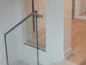 szklana balustrada - schody / klatka schodowa /hol - zdjęcie od Projektowanie wnętrz Olga Januszkiewicz
